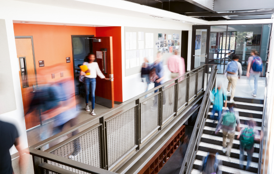 Treppenhaus in einer Schule