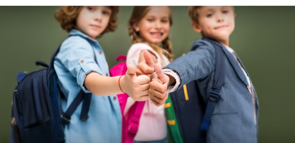 Gruppe von Schulkindern, die "Daumen Hoch" zeigen