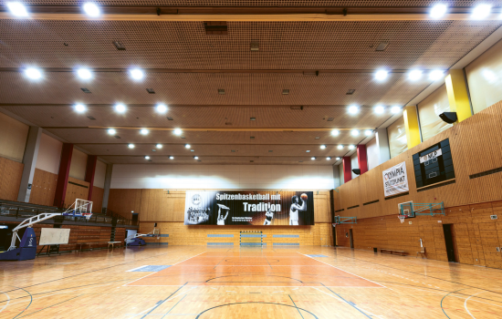 Gut beleuchtete Sporthalle