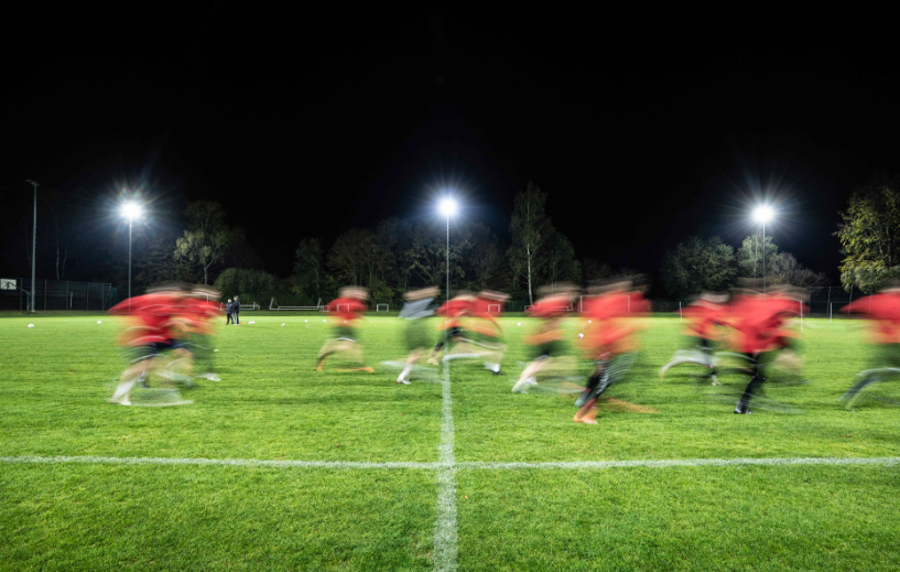 Gut beleuchteter Sportplatz