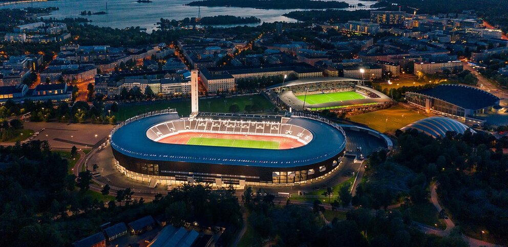 Olympisches Stadion in Helsinki bei Nacht.