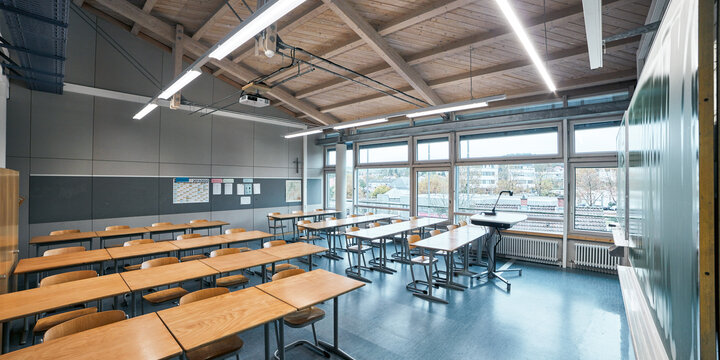 Intelligent vernetzte Gebäude Klassenraum mit intelligent vernetzten Leuchten