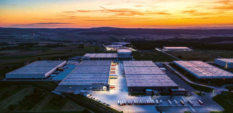 Große Industriehalle aufgenommen bei Sonnenuntergang.