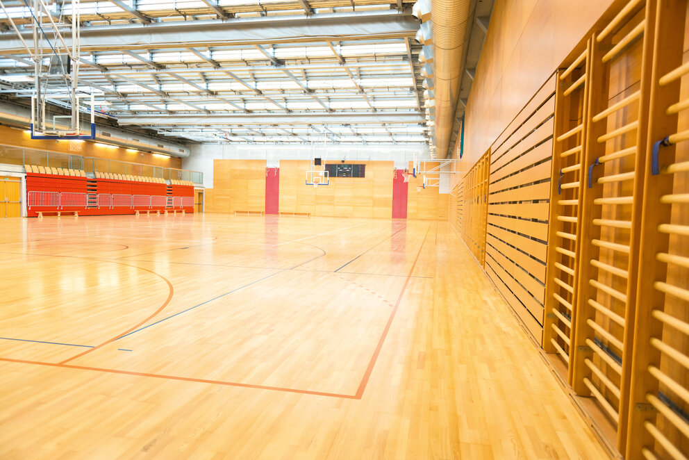 Jetzt von bis zu 40 % Förderung profitieren Turnhalle einer Schule