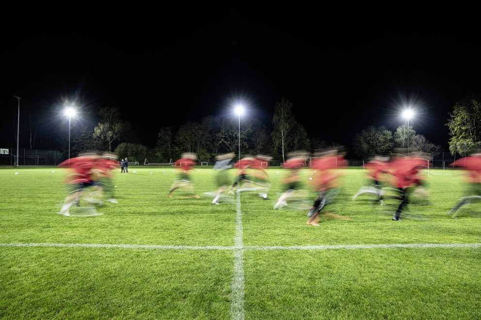 Beleuchtung eines Sportplatzes
