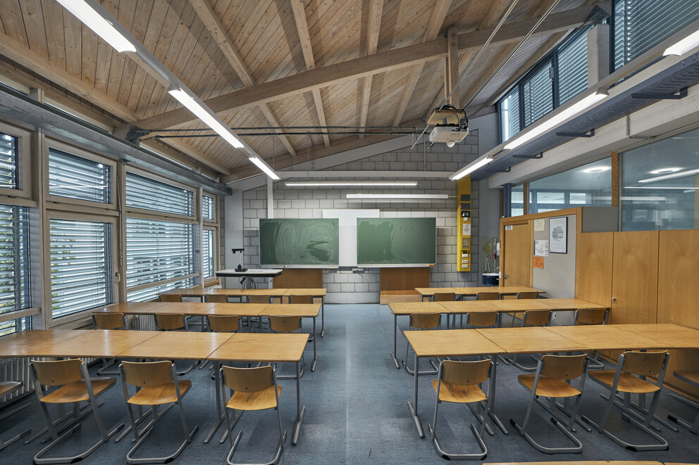 Gut beleuchtetes Klassenzimmer